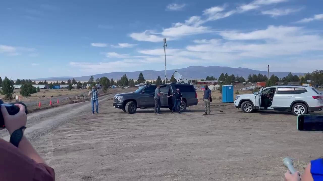 Governor Brown visits Bly Fire camp